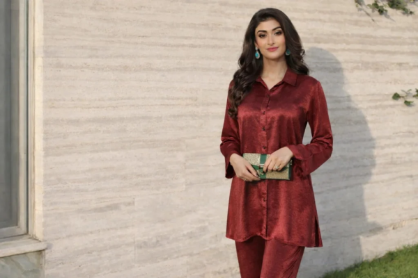 Pakistani Womens Clothes: Fabric Guide From Lawn to Velvet