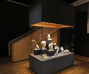 Security Features Offered by Modern Museum Showcase Manufacturers